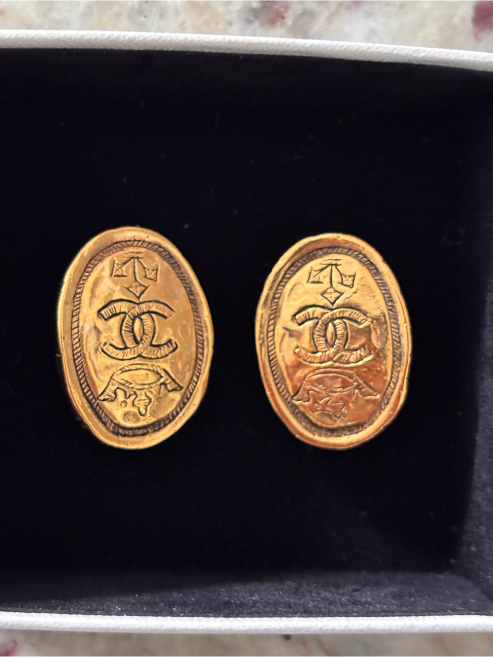 Authentic CHANEL 1980s gold plated crown oval earrings clip on